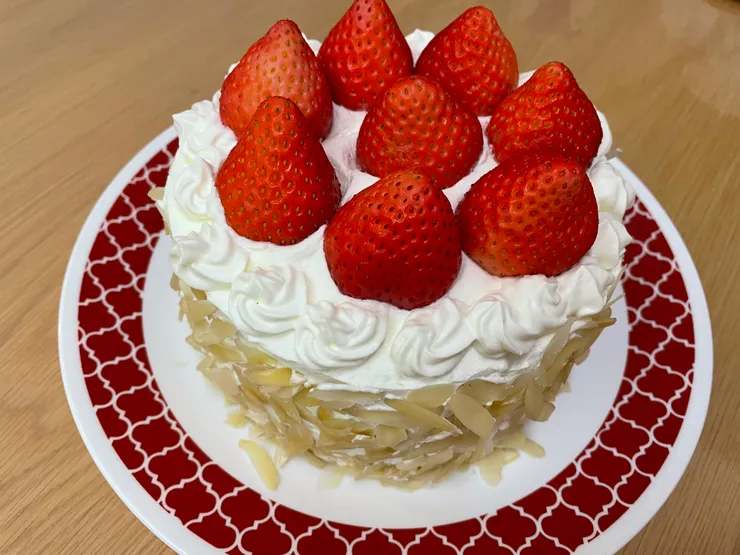 圓瑩早前用上５小時製作的傳統草莓蛋糕。抹面技巧，要多次練習才能有滿意的效果。所以這次用上杏仁片，把不平滑的位置通通遮蓋了✌️。（作者拍攝）