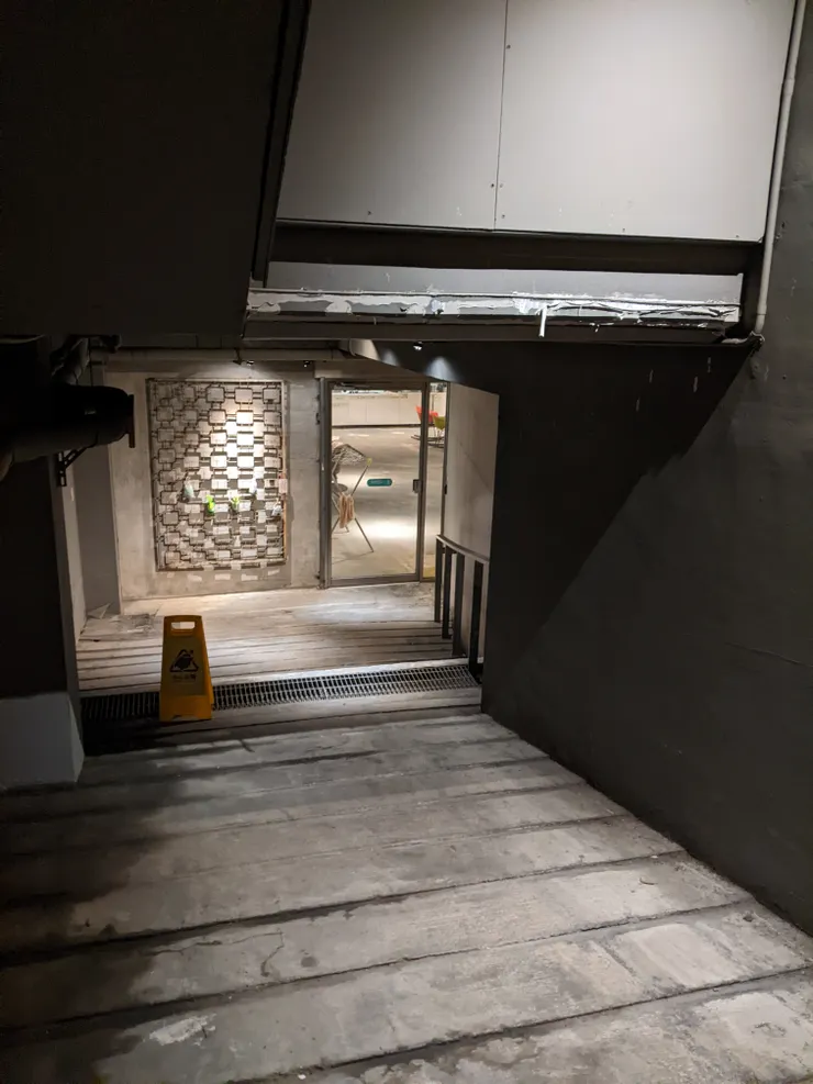 用原本的車道和停車場改建的