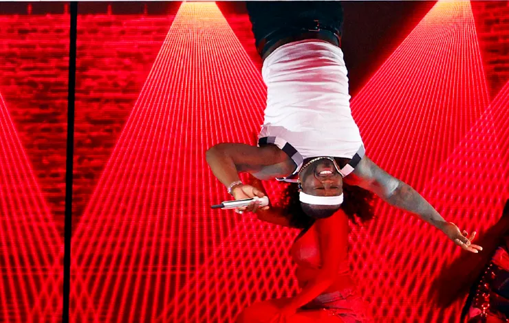 五角（50 Cent）重現〈In da Club〉MV中倒掛在天花板經典的畫面。圖片來源：Rob Carr  via Getty Images