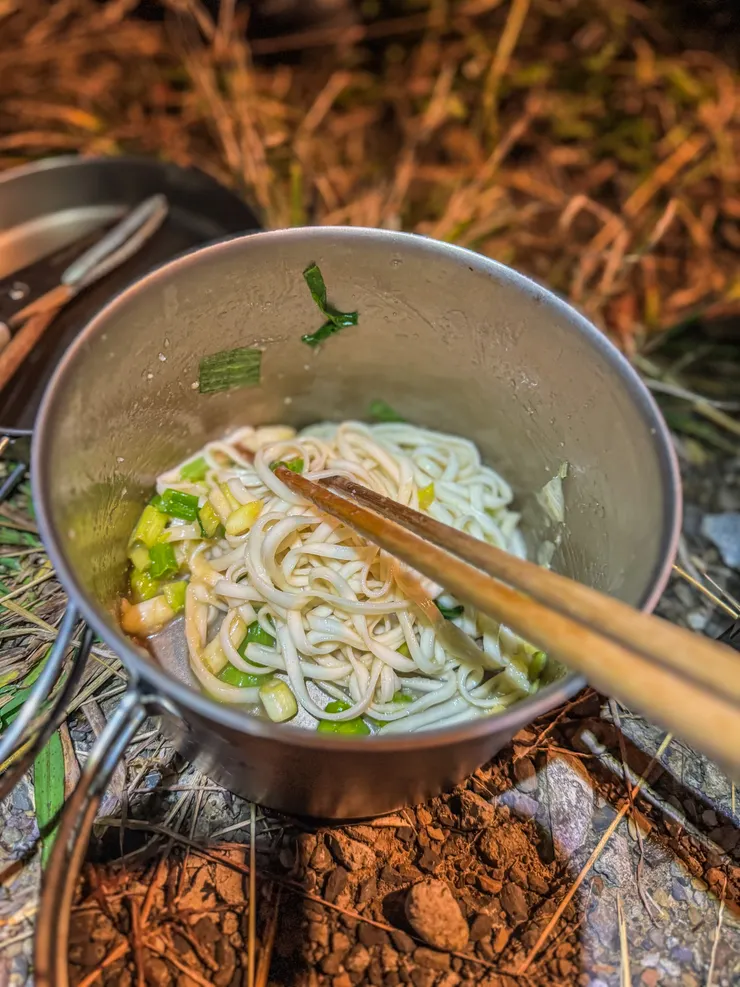 香油，醬油，蒜泥，蔥花拌麵有夠好吃，加上一鍋忘記拍照的蔬菜蛋花湯，簡單的料理卻得到大大滿足！