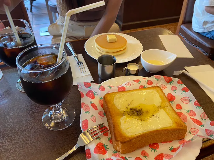 能躲太陽、舒緩腳痠的地方就是好地方！吐司好吃～