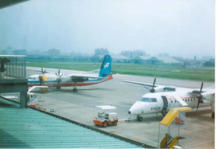 藍色那架就是國華航空的福克50型客機!攝於台中水湳機場!