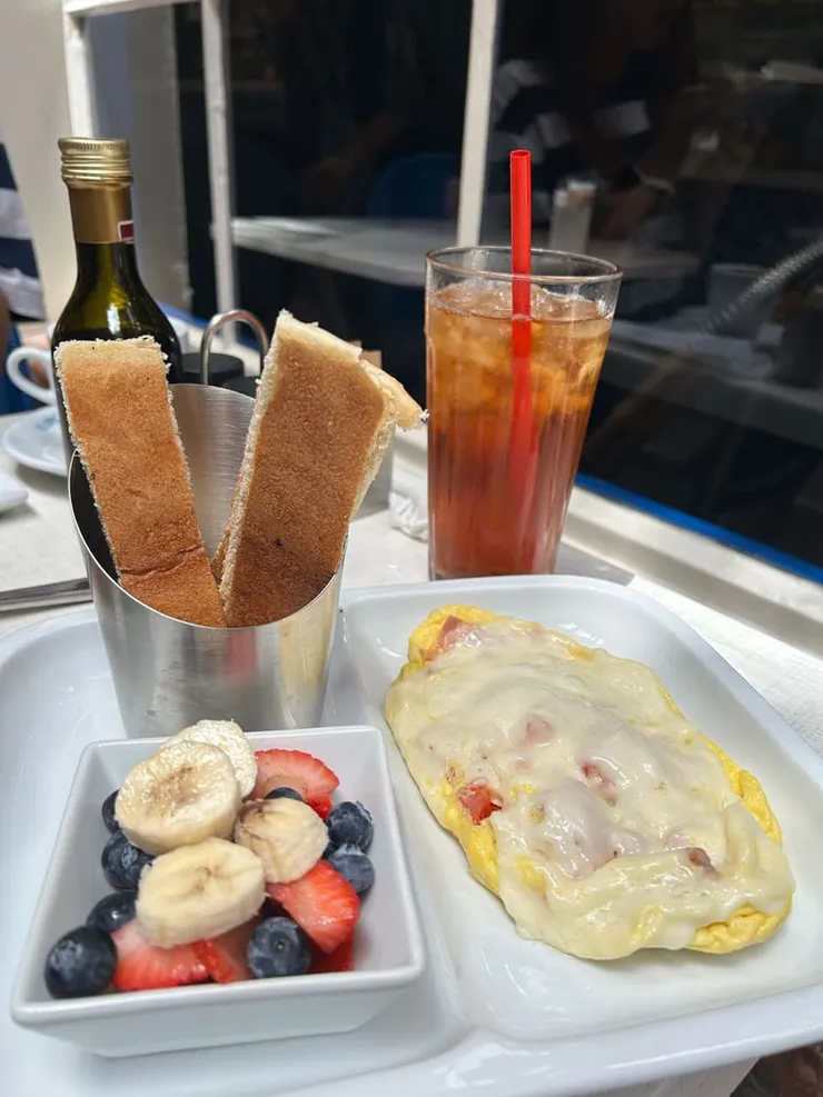 ham and cheese omelette, iced tea 共$19.16