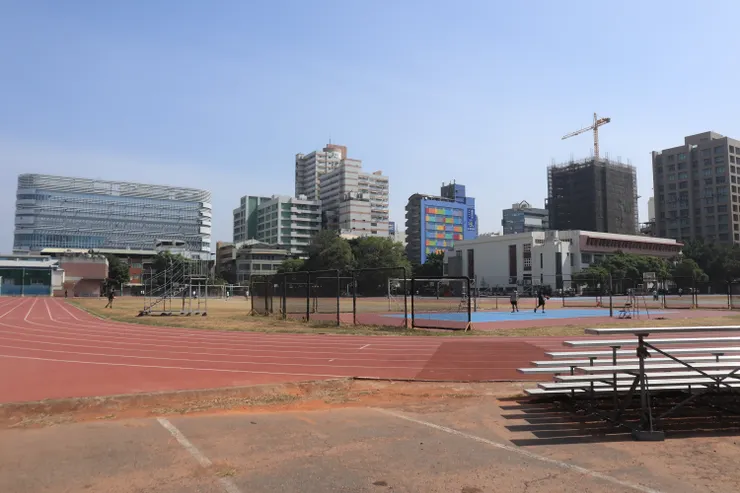 據說滂沱大雨時會變「雄中湖」的運動場