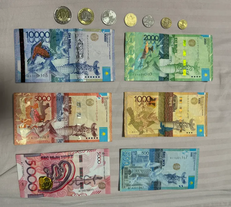 哈薩克紙鈔和硬幣正面
