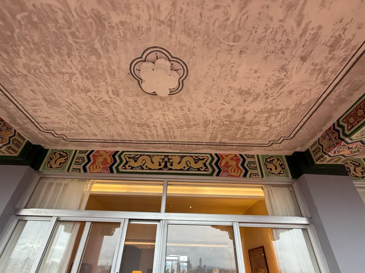 屋頂上的梅花燈跟宮廷式的彩繪