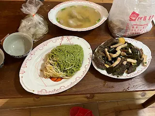 換言之，高點是難以預測的，只能預測自己在哪個點位進場會比較有勝率。這時就可以借重左側交易者的思維方式：知道終究會漲，但不知道何時會漲，所以就先買入等待著，等到上漲時就可以賣出了。如果認為無法承受風險，那當然還是採取左側交易策略比較好。