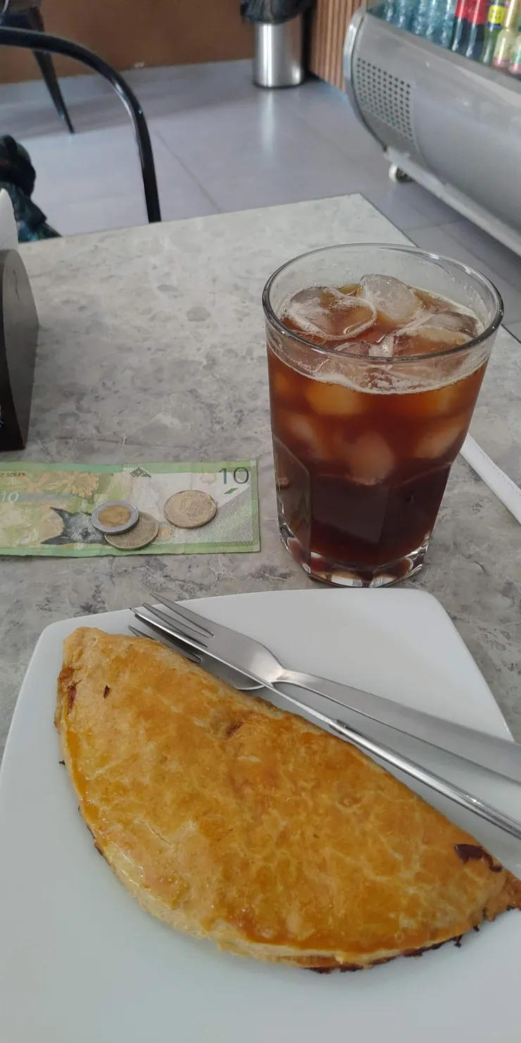 一份大的empanada和chicha