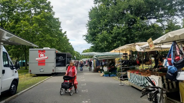 回家路上剛好路過一個市集,好奇之下直接下車