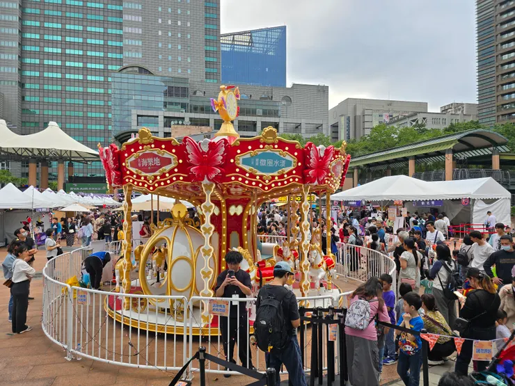 市民廣場的旋轉木馬最熱門，中午抵達的話可以第一個先衝這裡，其他時間建議放棄。