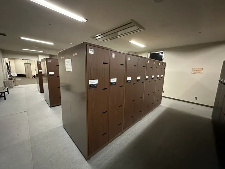 飯店緊連雪場,有Locker可以使用