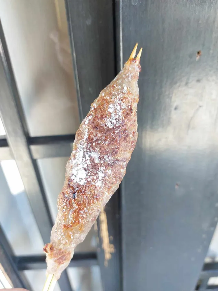 這間是六拾番自家獨特的牛肉串，但吃起來就有點像碎牛肉做成的，還不錯吃，大家可以嚐鮮看看，另外除了牛肉串，它還有賣牛肉煮的樣子，就是類似燉牛肉的感覺，我記得價格是1100日幣， 也蠻有名的，可以試試看