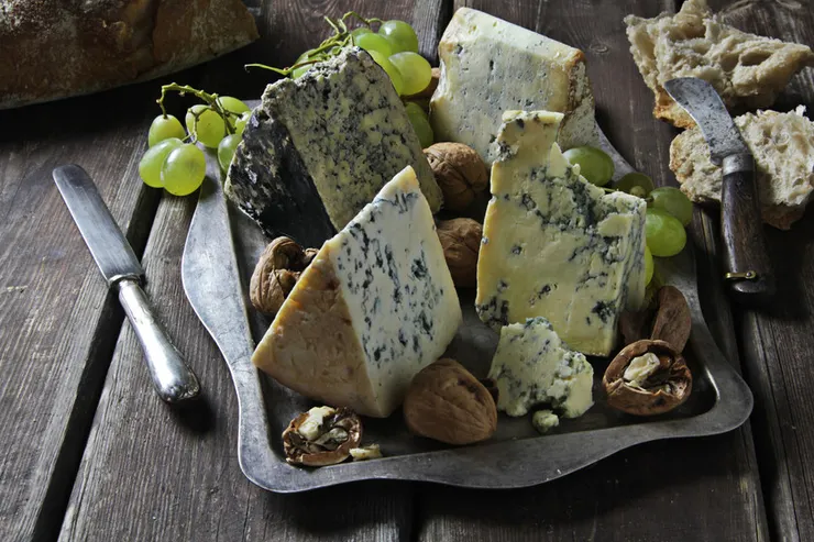 看圖片就知道發霉了，確實此款屬於＂發霉起司＂