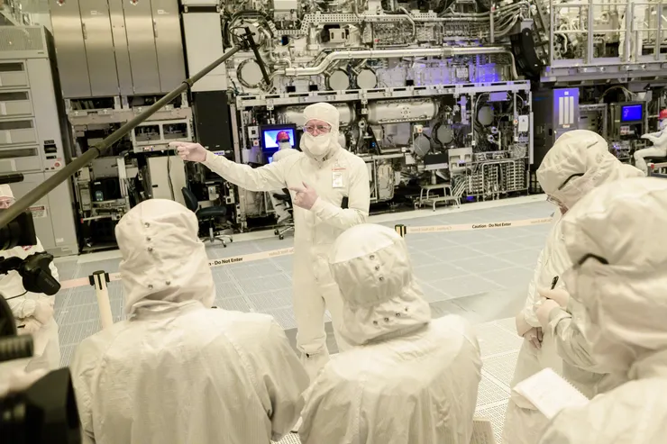 ASML 工程師需長駐晶圓廠，進行鏡面監測與腔體調整，維護 EUV 機台穩定運作。