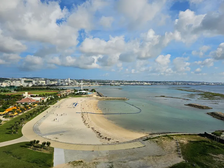 許多在沙灘海中玩水的旅客