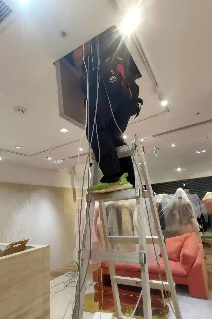 俐落的隱藏式拉線，不破壞店內的裝潢美感。