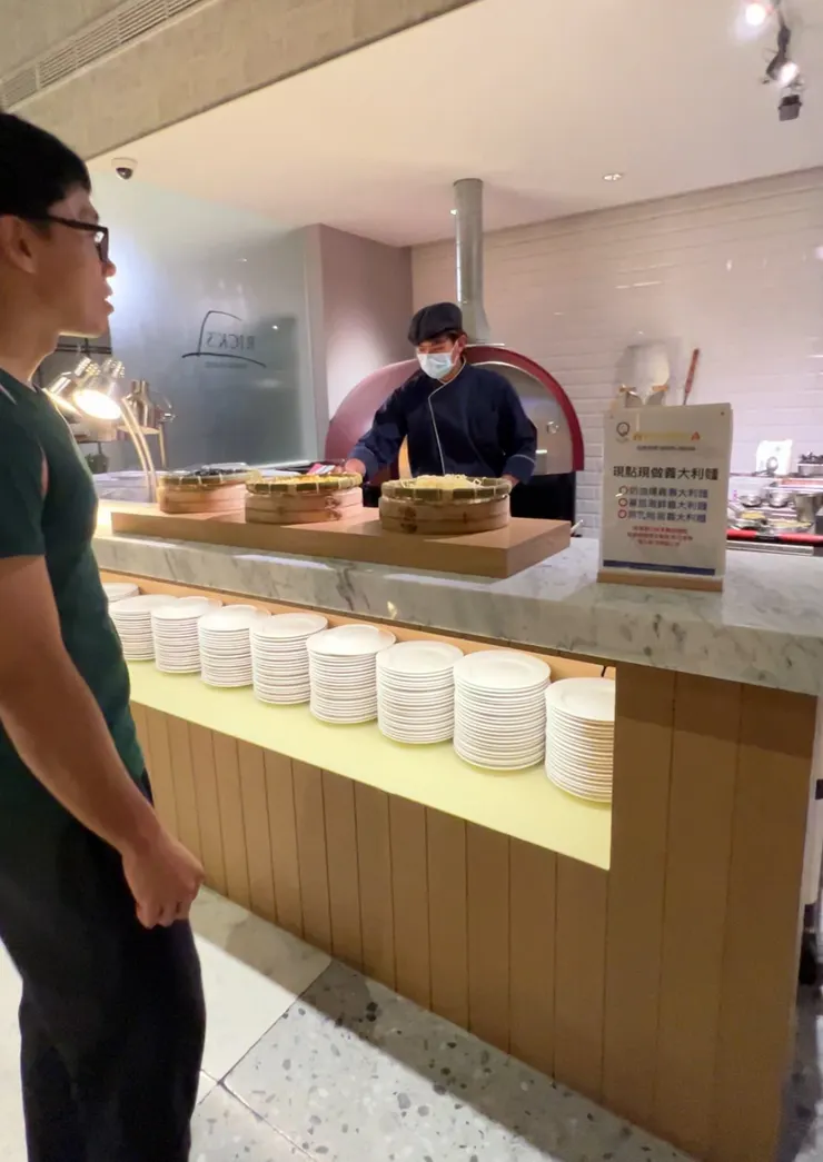 宵夜就相反地非常豐盛，還有現煮義大利麵