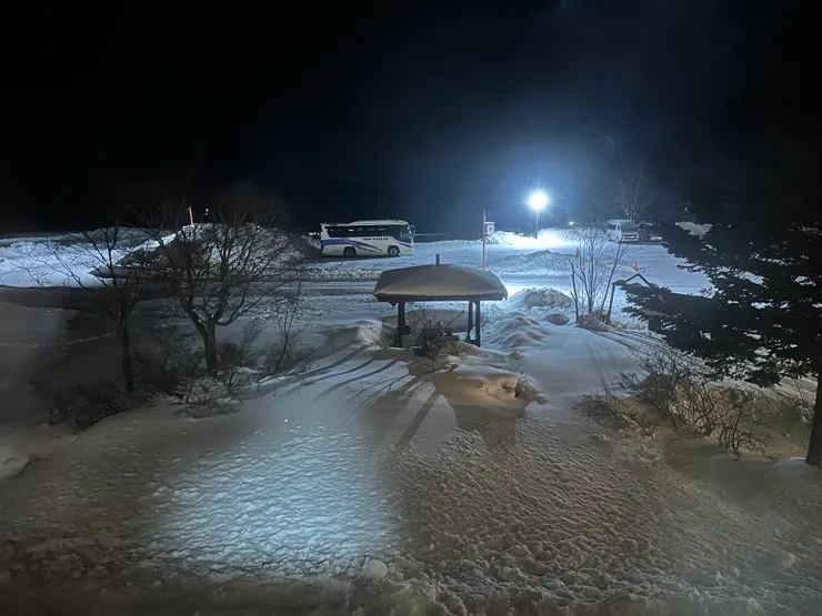 戶外泡湯區往下視角