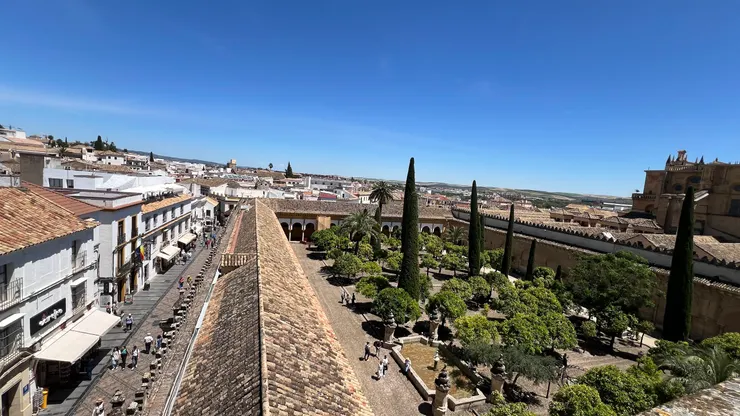 清真寺和旁邊的街道