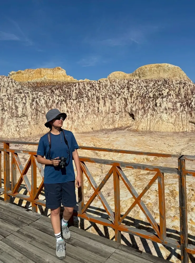 好特別的紫色岩壁