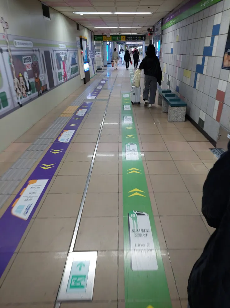 地上都有貼往2號綠線的指標