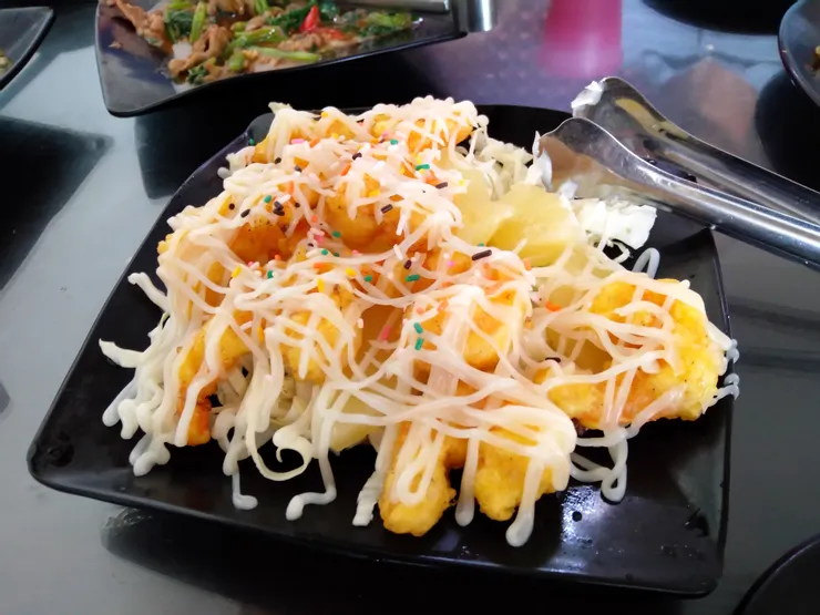 熱炒常常遇到的經典台菜，鳳梨蝦球無疑不是中華文化，而是台灣文化。其飽含台灣百年來的各種歷史印記，例如美乃滋就是受日本文化所影響的特徵，相關閱讀請點圖片連結。