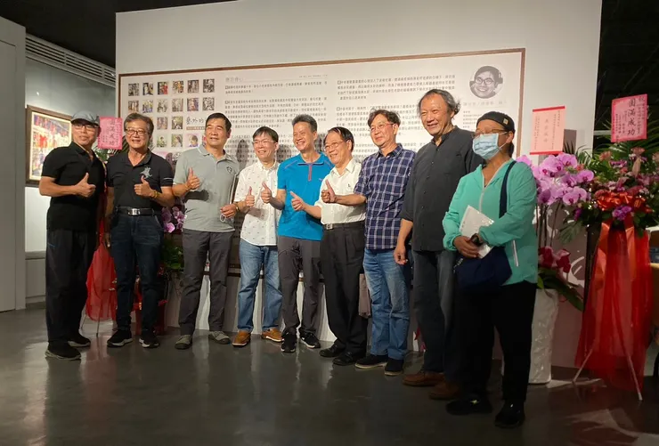開幕會上眾藝術家合照,左起第四為[周]老師 ([王昇華]拍攝)
