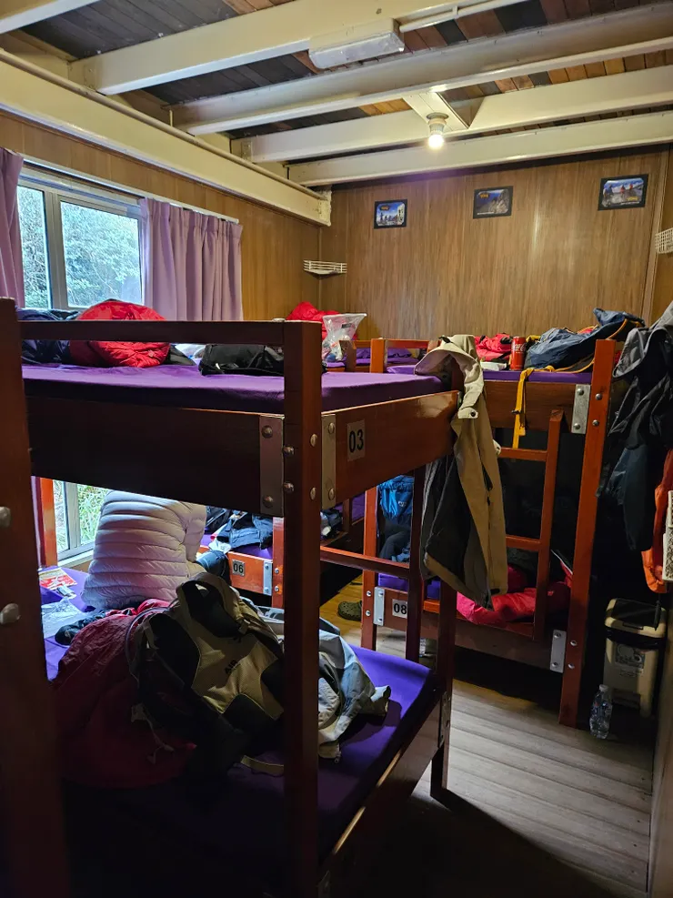 鐵鎖棧道住的是這種上下舖，有附枕頭、睡袋跟室內拖，如果住Laban Rata的話甚至有棉被
