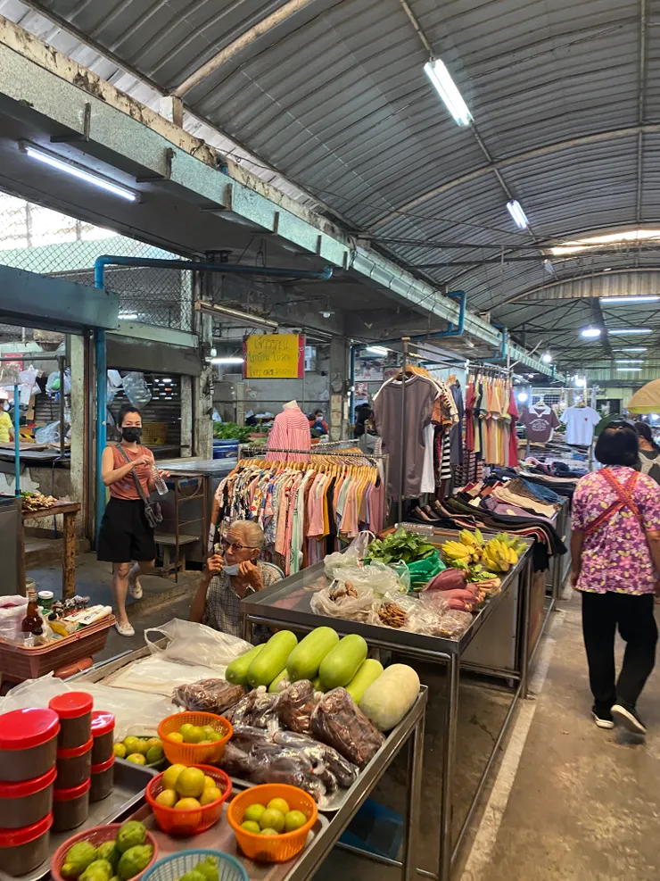 泰國的傳統市場,看起來和台灣市場沒什麼差別