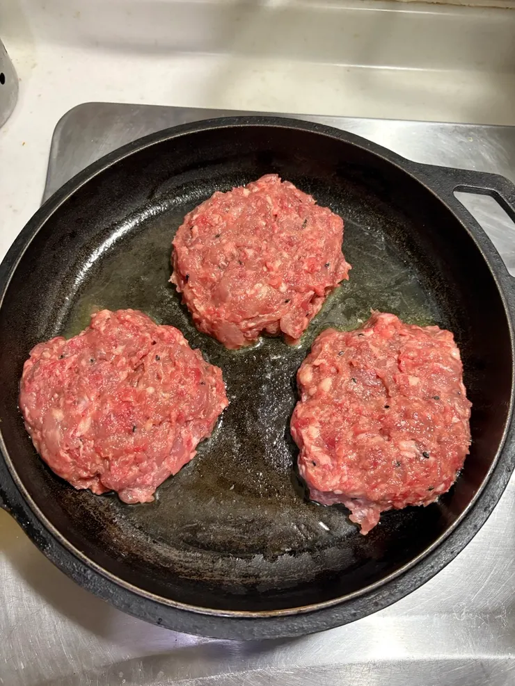 漢堡肉，女兒製作，煎。小黑點是黑芝麻，是我出的主意，哈哈。