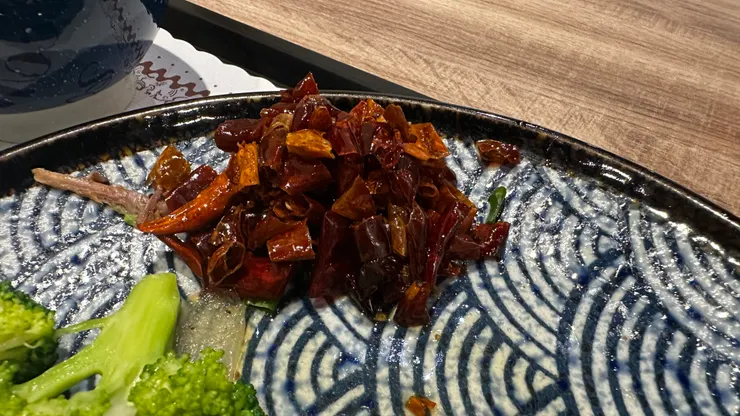 把辣椒挑到一邊