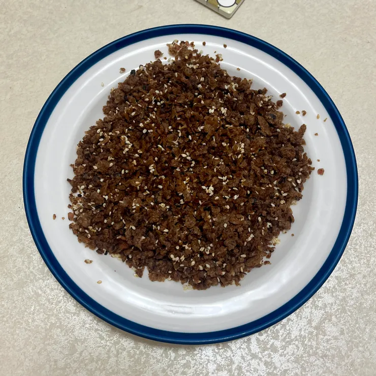 昆布、柴魚加醬油用小火慢慢炒到乾鬆,再加些芝麻油跟芝麻炒香,就成飯友了~