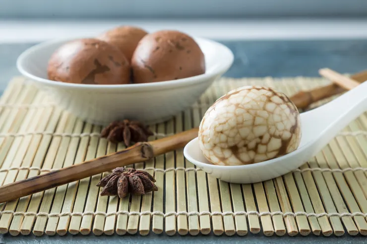 想要茶葉蛋好吃，茶葉的選擇是關鍵。建議使用發酵程度較高的紅茶或烏龍茶，味道才會厚實不苦澀。圖/123RF圖庫