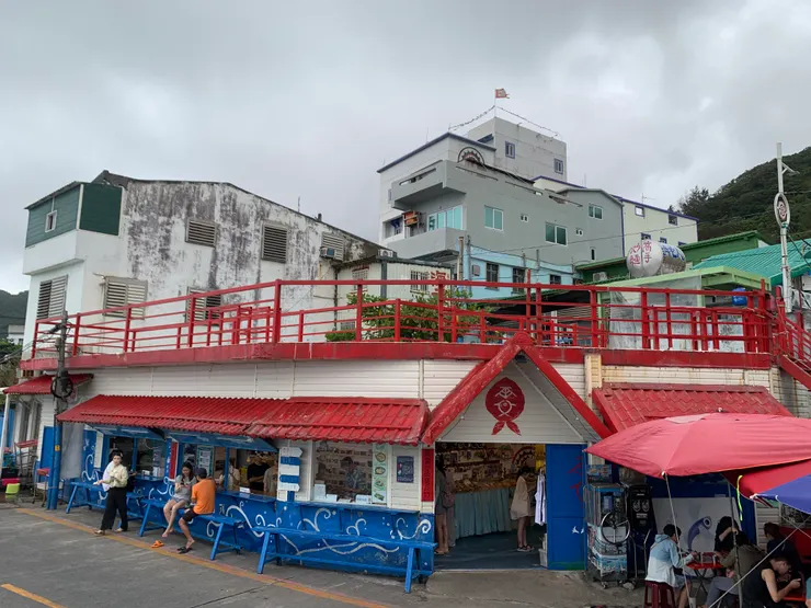 雯雯芋頭冰的彩繪牆以及沿著窗口設立的享用區都非常有特色