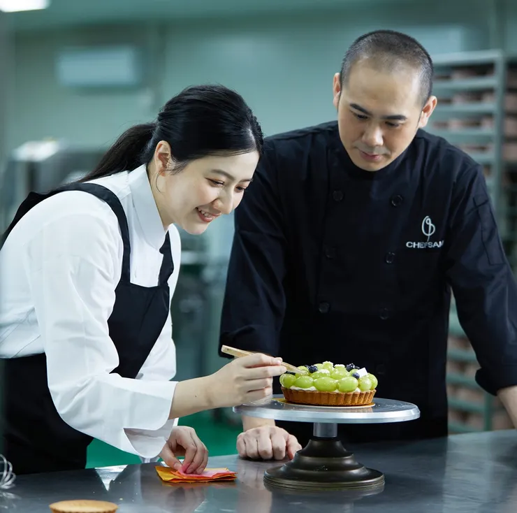 圖說：面對年產值逾600億元的台灣烘焙產業轉型浪潮，LADY KELLY創辦人蔡莉屏與研發顧問洪唯軒，攜手導入AI優化品牌經營。（資料來源：LADY KELLY）