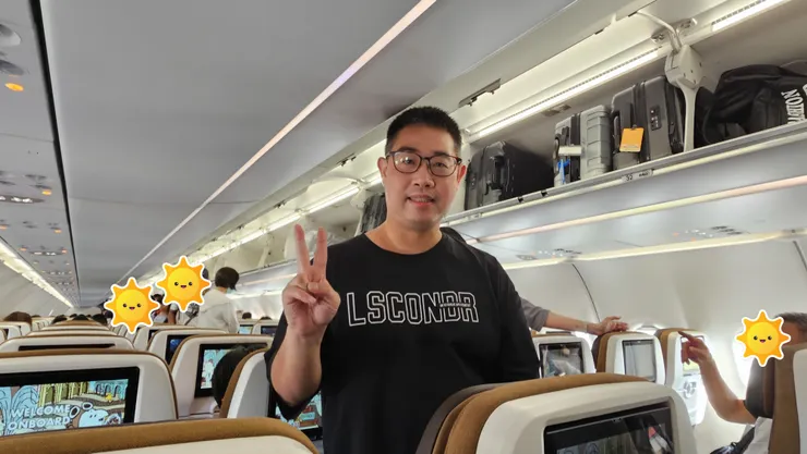 組員的行李都會擺在最後一排這裡!所以最後一排的旅客自己找地方放行李喔!