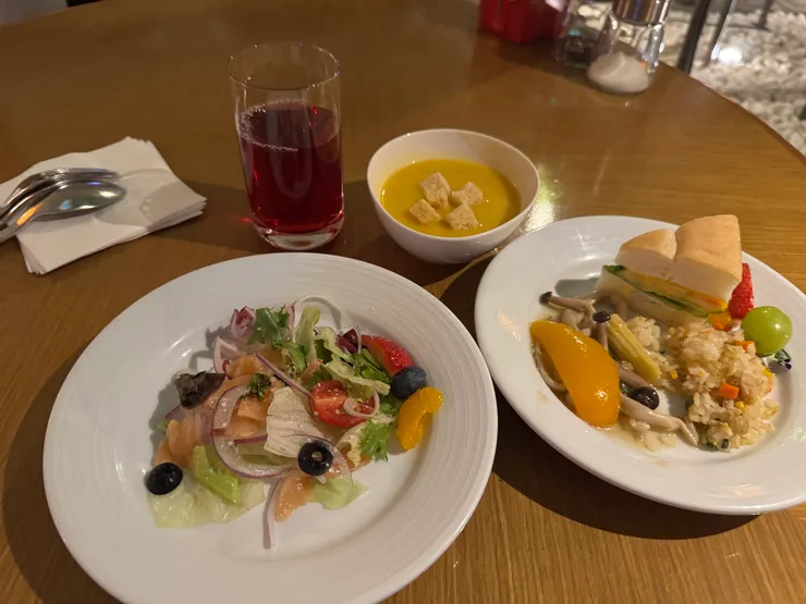 這杯飲料還是正常的蔓越莓汁～先來點開胃的