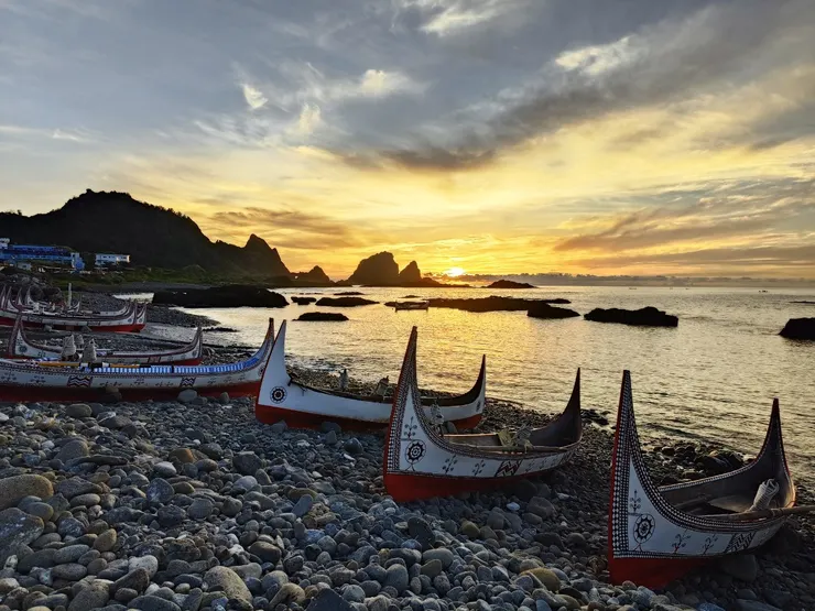 借用同行友人的照片，曙光漸露，看得出大地慢慢地醒過來