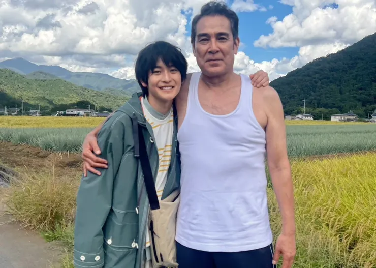 劇中的岳與父親感情極佳,圖片來源:Netflix