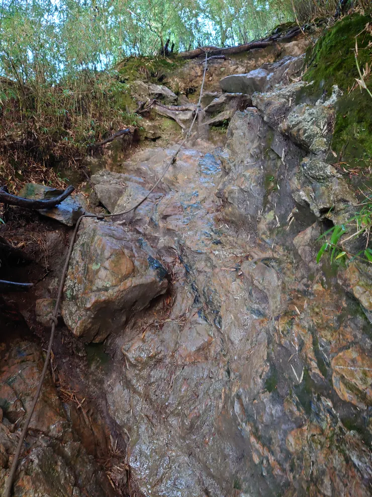 小心濕滑，前一晚下過大雨