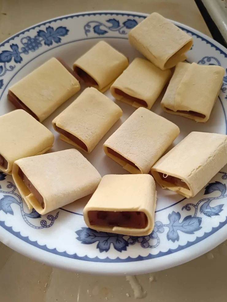 用起酥皮將年糕片都包捲起來