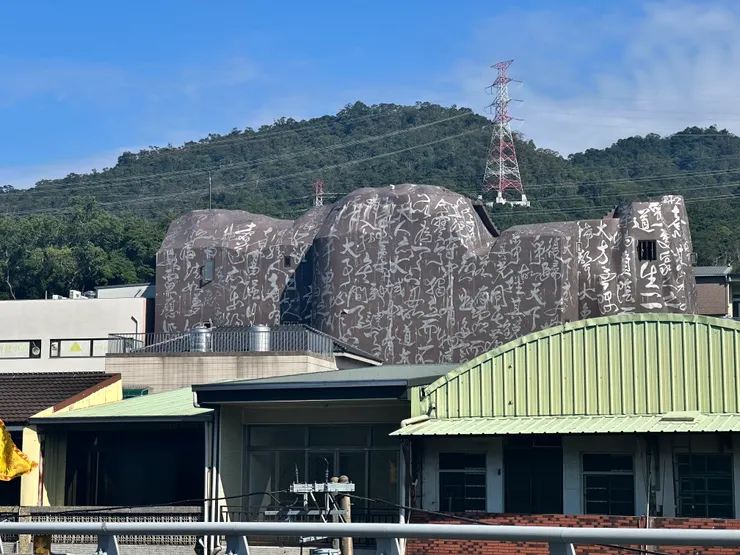 橋的另一側這棟奇妙的建築,不知是民宅還是特殊用途?