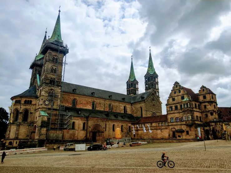 主教堂與一旁的舊宮(歷史博物館)