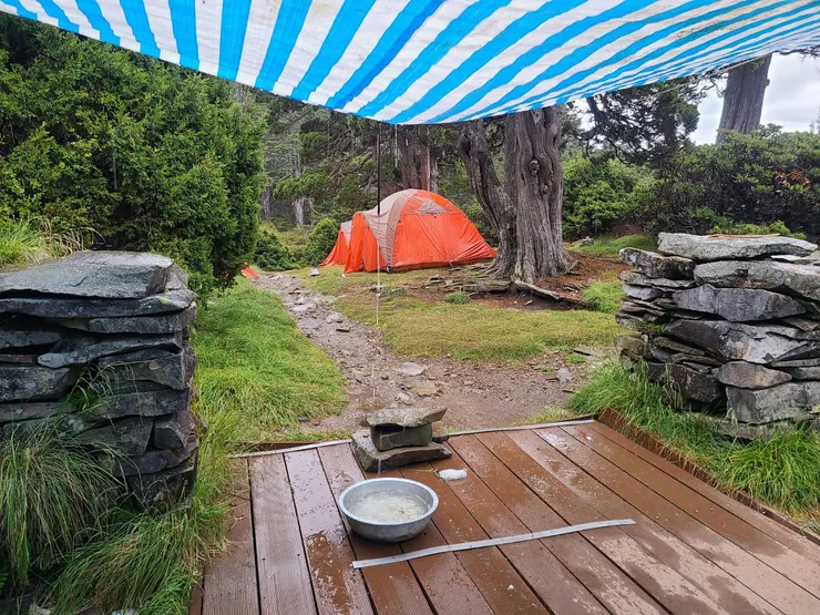下大雨了，雨大到可以接水。橘色帳篷就是協作佔位但又沒人睡的，很多頂..