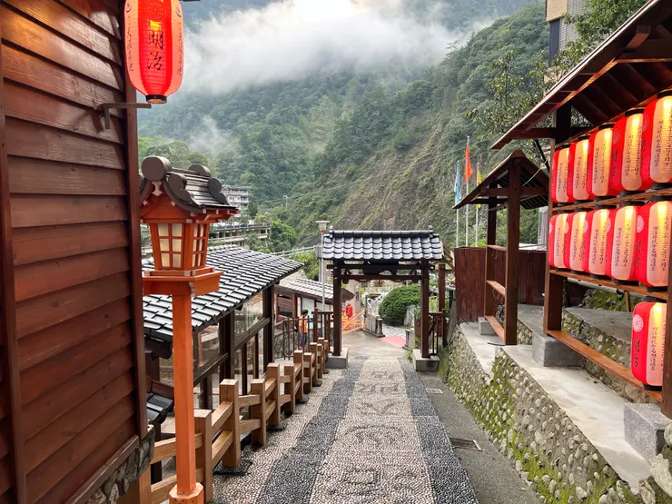 明治溫泉旁的人造日本老街