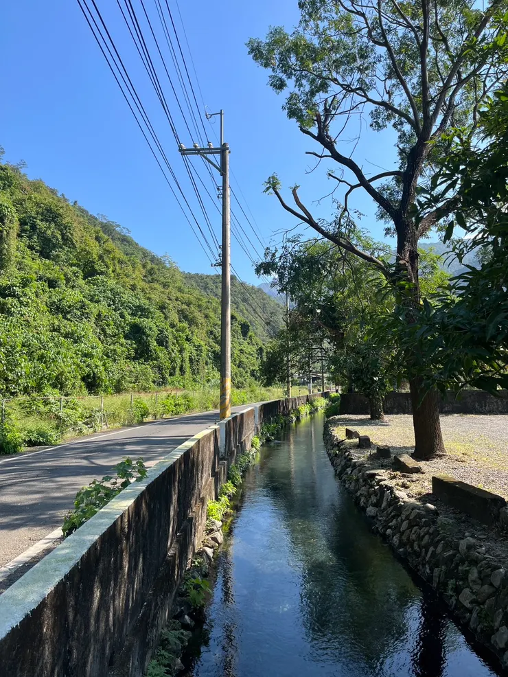沿著小路都是二峰圳的灌溉水渠