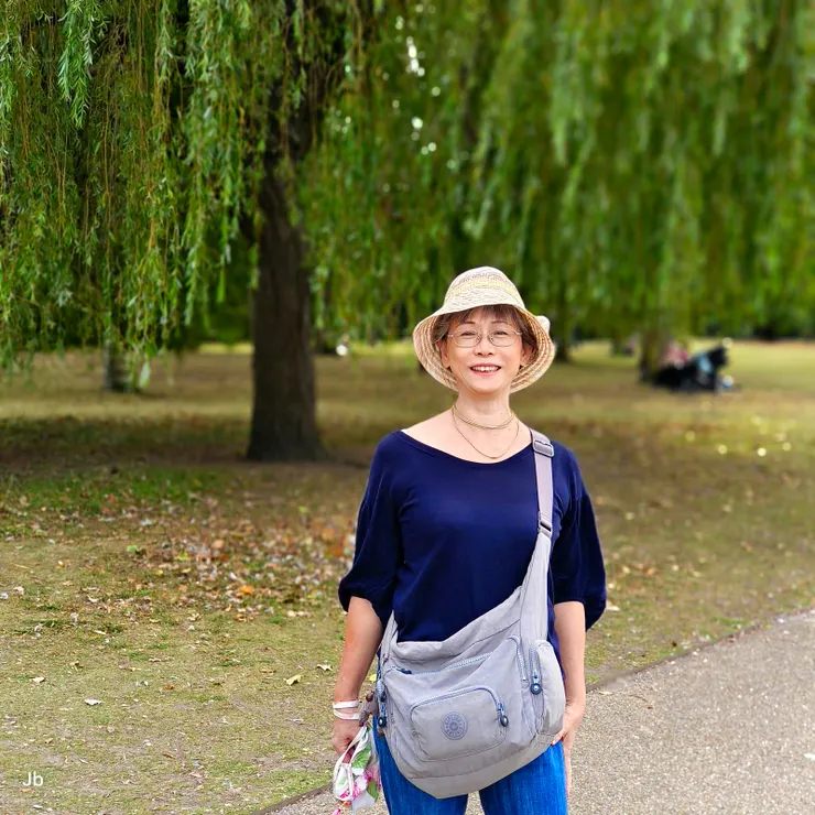 【在一棵巨大的柳樹前】