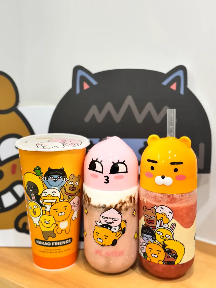 左邊是草莓提拉米蘇 顏色超美，右邊是草莓橙橙，有點像西瓜汁的顏色XD