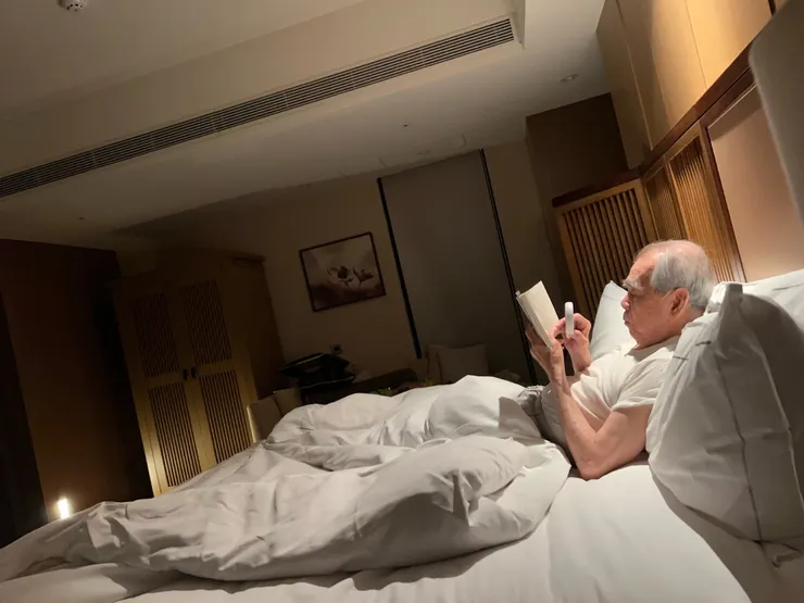 我上床前都要讀點小說才睡，現在得依靠擴視機端正地坐在書桌前看書，不像坐在床上讀書舒適，但我還是無法停止睡前讀書的習慣。