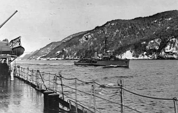 1940年4月，特隆赫姆峽灣：四艘德國1934級驅逐艦之一正在護航巡洋艦希佩爾將軍號，照片就是從該巡洋艦上拍攝的。
